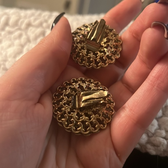 Vintage Avon gold and black filigree clip on earrings - Picture 4 of 4